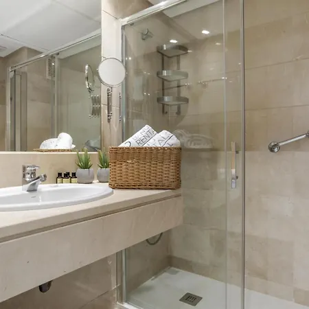 Marina Banus 4 7 L アパート *